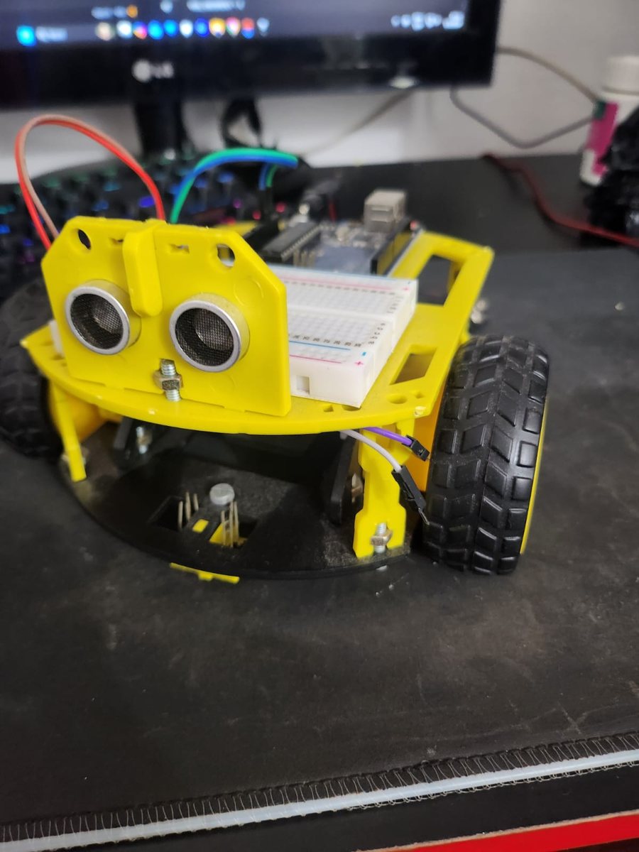 Rover de dos ruedas con chasis impreso en 3D, placa Arduino, protoboard y sensor ultrasónico HC-SR04